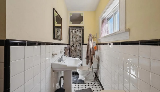 Building Photo - 5131 Pine St