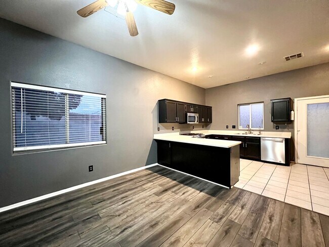 Foto del edificio - COMING SOON! CHARMING SINGLE STORY HOME WI...