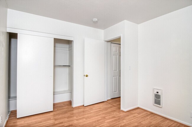 Foto del edificio - Cute 2 Bedroom Condo Steps Away from Endle...
