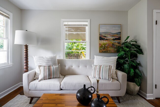 Foto del edificio - Charming 3-Bedroom Brick Home – Comfort, S...