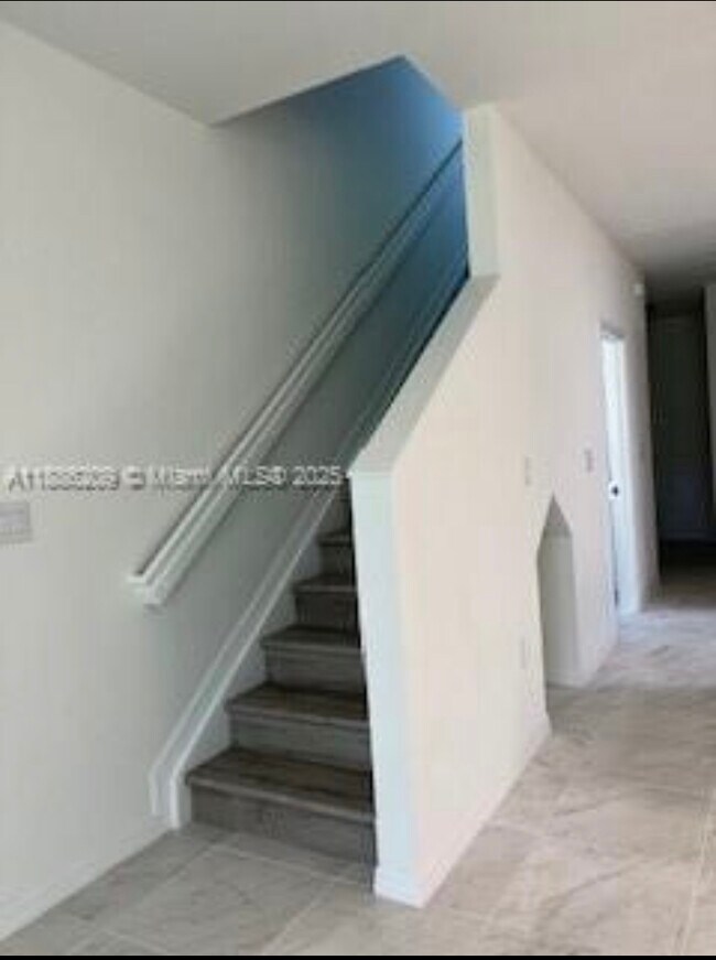 Building Photo - 6270 SW 47th Ct