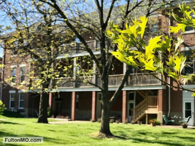 Foto del edificio - 103 East 10th Street Apartment 1