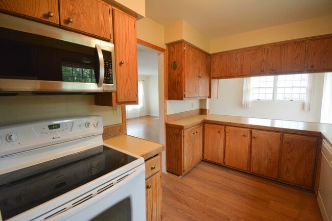 Building Photo - Beautiful multi-level with Gorgeous Yard and LOTS of Storage!
