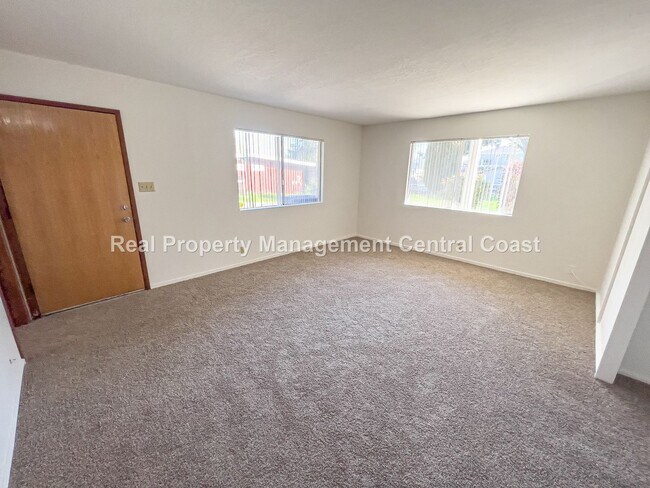 Building Photo - AVAILABLE NOW - Spacious Two Story Templet...