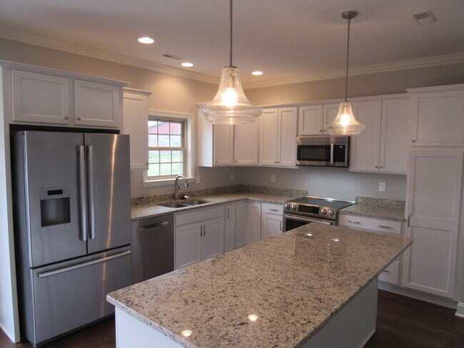 Foto del edificio - Beautiful 4-Bed, 3-Bath Bungalow in Highly Desirable Farragut!