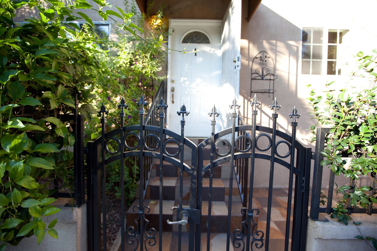 Primary Photo - 6431 Primrose Ave