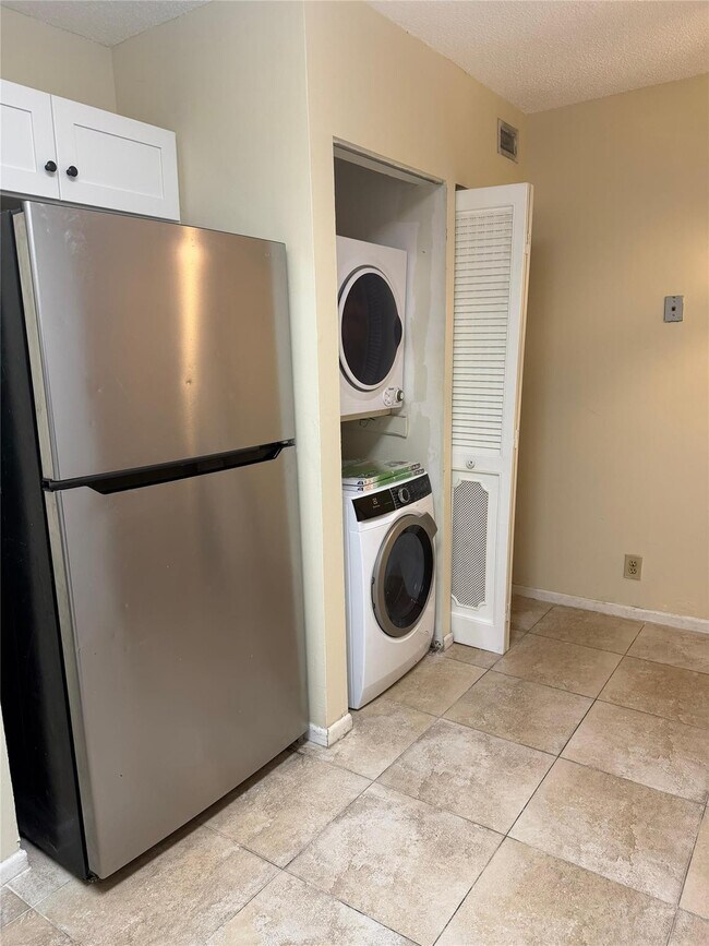 Foto del edificio - 7410 Woodmont Terrace