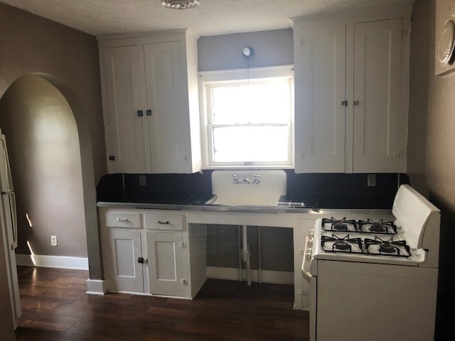 Building Photo - For Rent - 3 bedrooms & 1 bathroom house