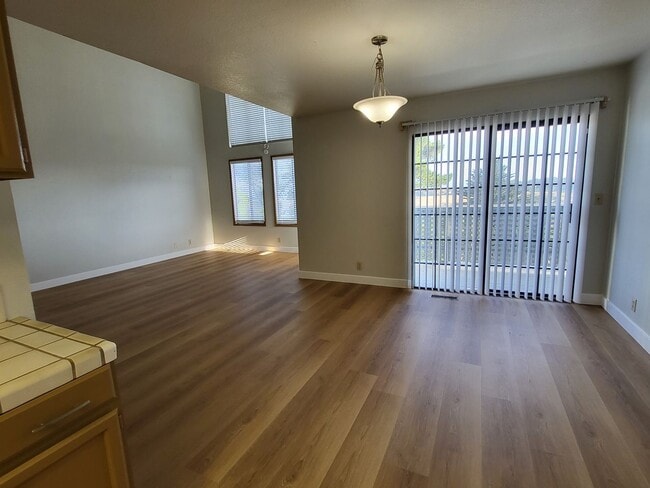 Foto del edificio - Recently Upgraded Townhouse in the Hills o...