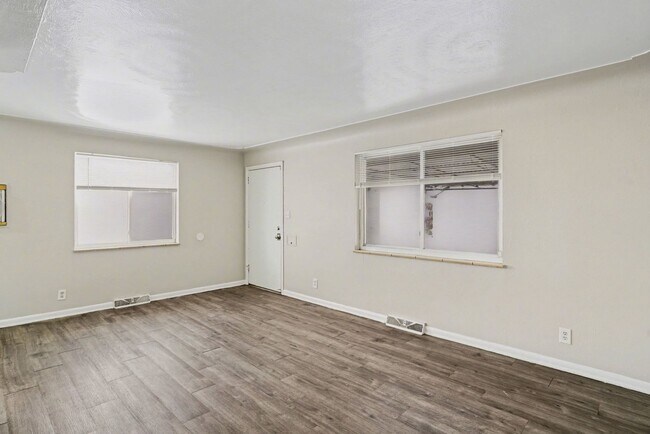 Building Photo - Front Unit - Duplex - 4bed 2bath - Finished Basement!