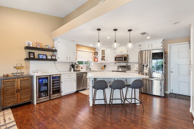 Building Photo - 43911 La Carmela Dr