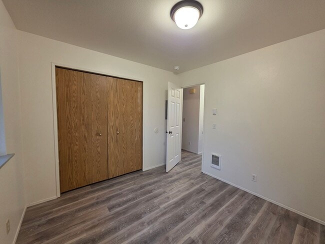 Building Photo - 00136/00137