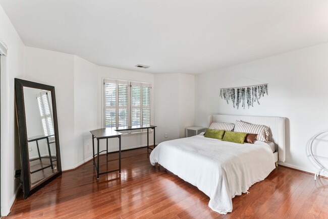 Building Photo - 2719 Selwyn Ave