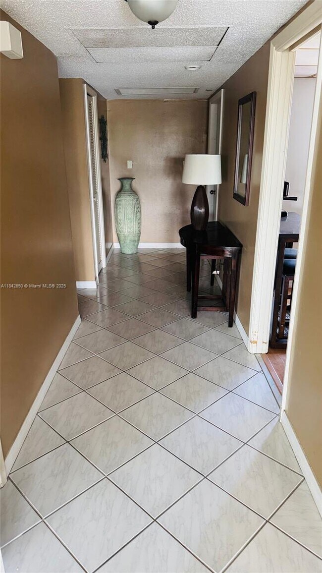 Building Photo - 3150 N Palm Aire Dr