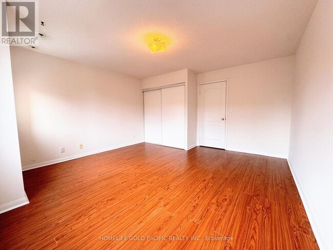 Building Photo - 28 Sommerset Way