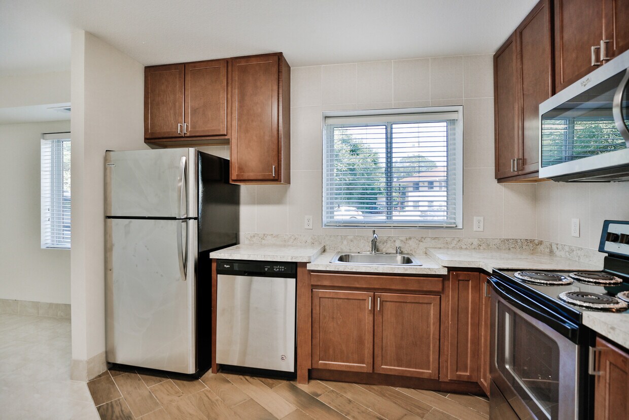 Foto principal - 823 15th Ave SE