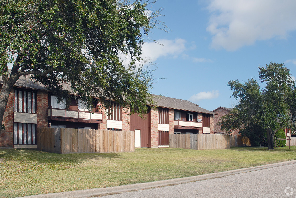 Primary Photo - Green Park Apartments