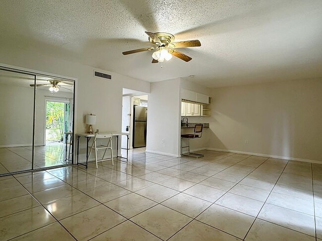 Foto del edificio - "Cozy 1-Bedroom Gem with Elegant Hardwood ...