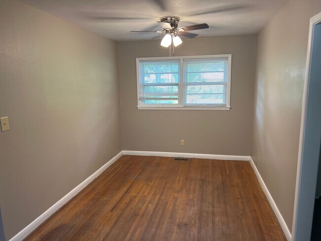 Building Photo - Nice brick 3 bedroom home! $1195! Large fe...