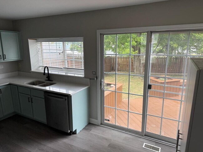 Foto del edificio - 3238 Gresham Ln E