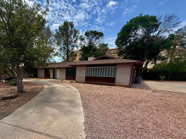 Foto del edificio - Remodeled Three Bedroom Home in Desirable Bloomington