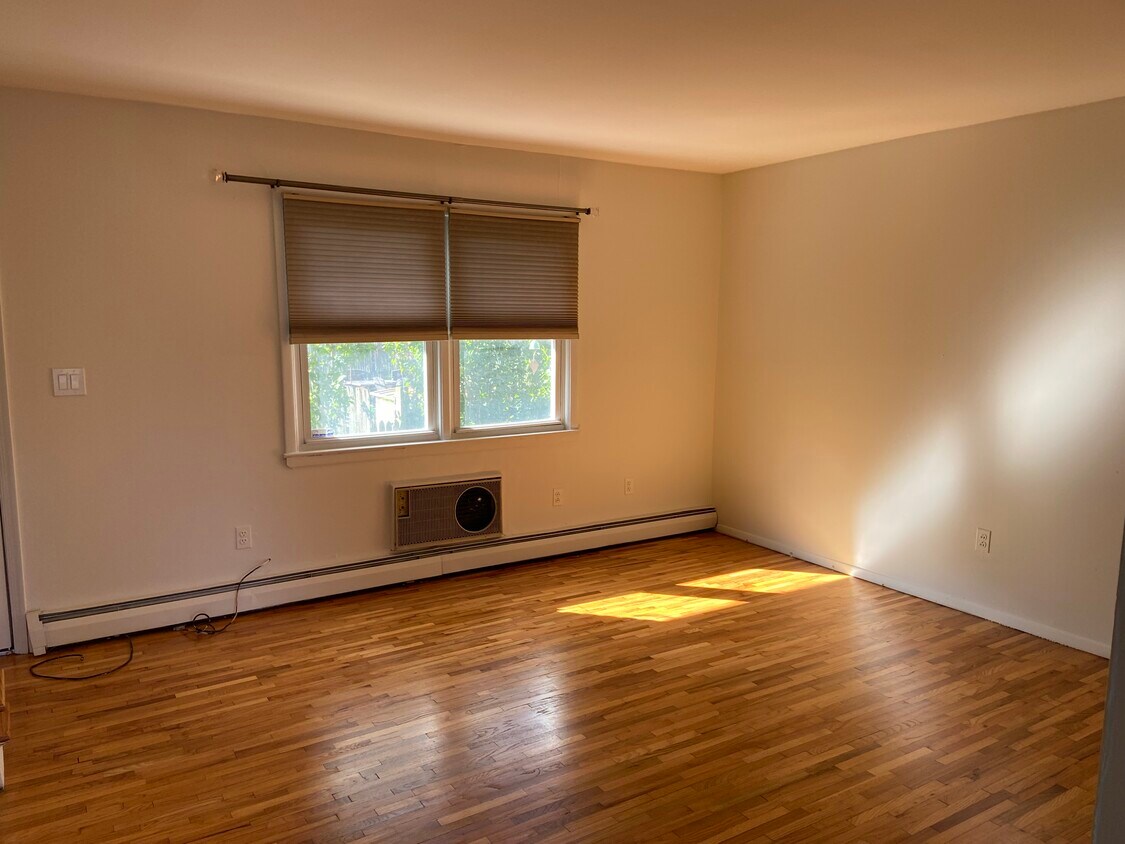 Living Room - 21 Park Ave