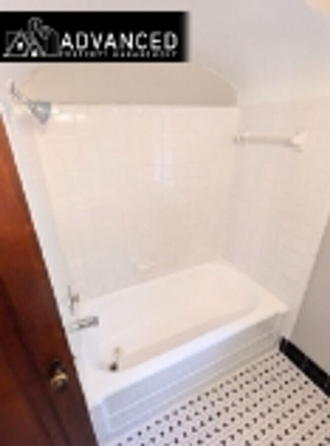 Foto del edificio - Charming 2-Bedroom Lower Unit in Milwaukee’s Tippecanoe Neighborhood – Available Now!