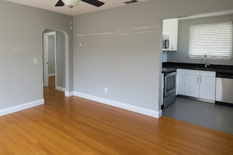 Building Photo - 1080 16th Ave N