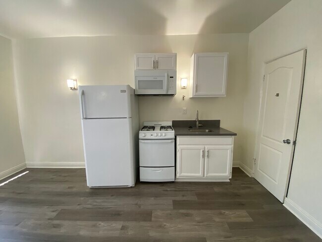 Building Photo - 654 S Dunsmuir Ave Los Angeles, CA 90036
