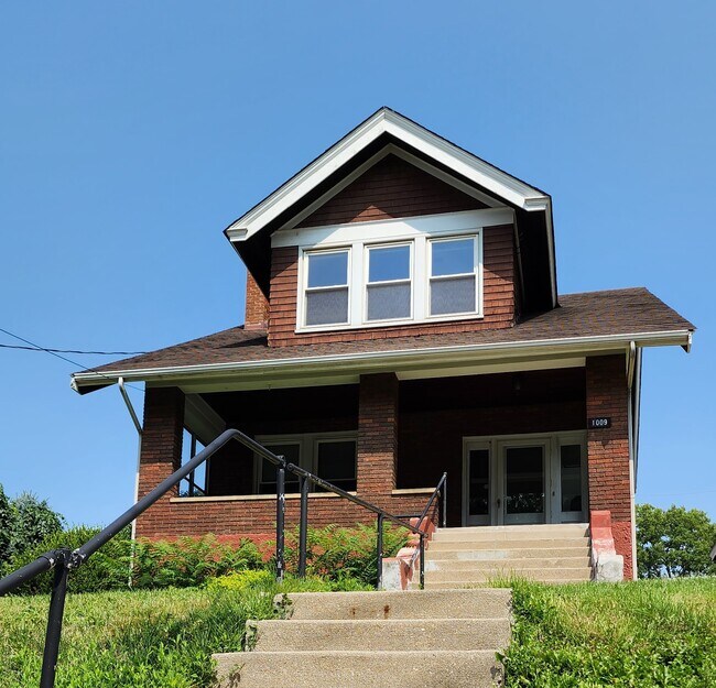 Building Photo - 1009 Delta Ave