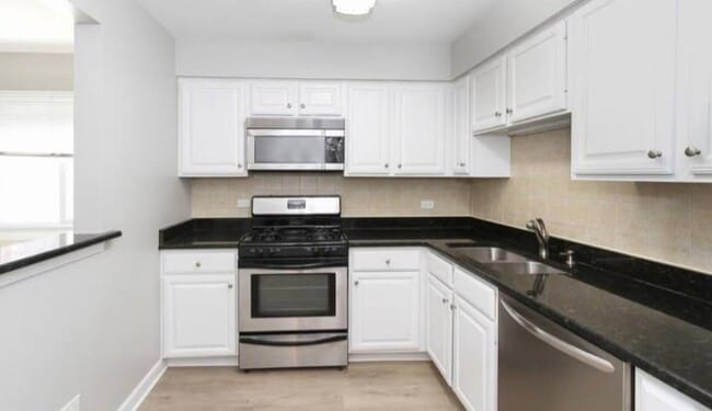 Building Photo - 677 S River Rd