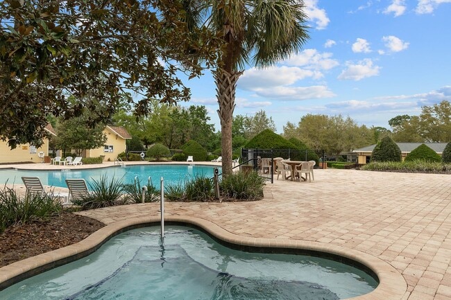 Building Photo - RENOVATED 5 BEDROOM FENCED IN, GOLF FRONTA...