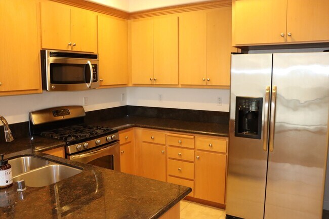 Building Photo - 2-bedroom, 2.5-bathroom house located in t...