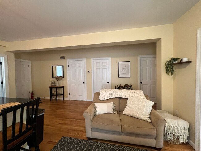 Foto del edificio - AMAZING 4 BED 2 BATH UNIT!!!!