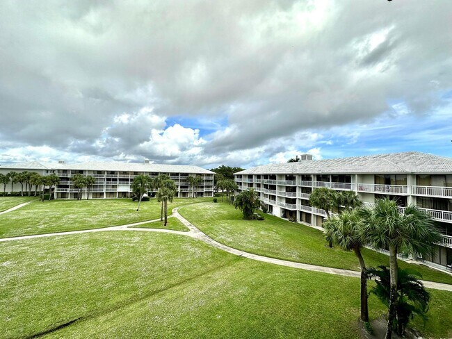 Foto del edificio - 3525 Village Blvd