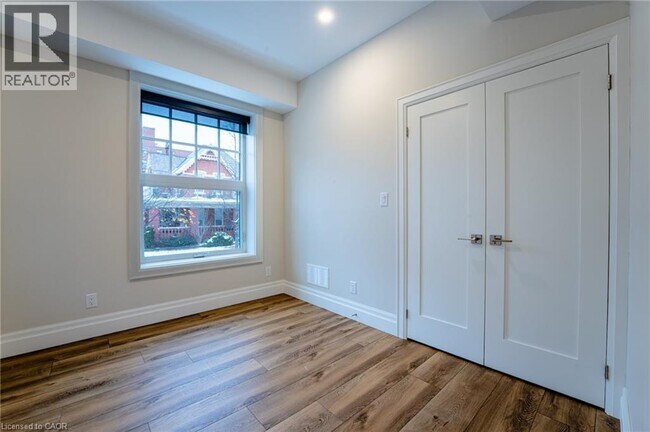 Photo du bâtiment - 100 Charlton Ave W