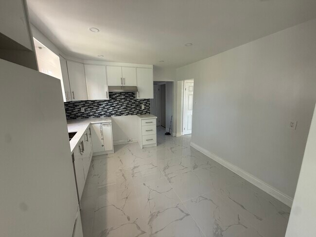 Photo du bâtiment - RENOVATED- 4 BEDROOM 3 Bath rental house with Air Conditioning – Close to York University and Pio...