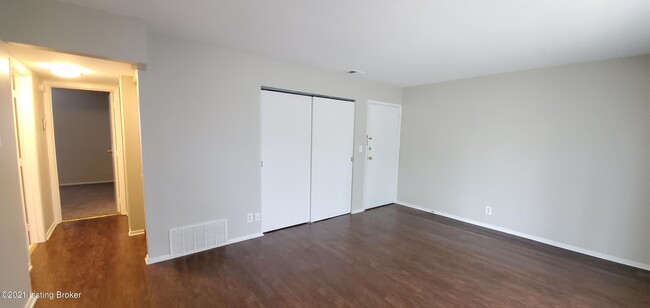 Building Photo - 9302 Aylesbury Dr