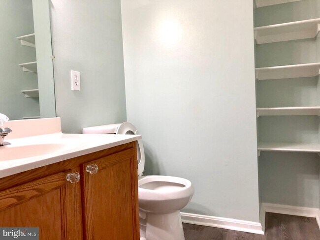 Foto del edificio - 424 Blossom Ln