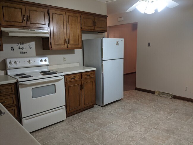 Building Photo - 1541 W 9th St