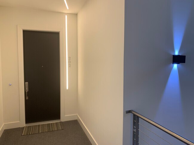 Puertas de núcleo sólido en toda la casa con placa de seguridad adicional en la puerta de entrada - 3923 Cole Ave