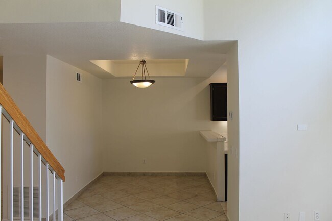 Building Photo - ELEGANT REMODELED TOWNHOME WITH SPACIOUS P...