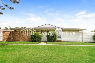 Building Photo - 5841 Troy Villa Blvd