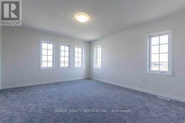 Building Photo - 583 Queen Mary Dr