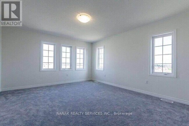 Photo du bâtiment - 583 Queen Mary Dr