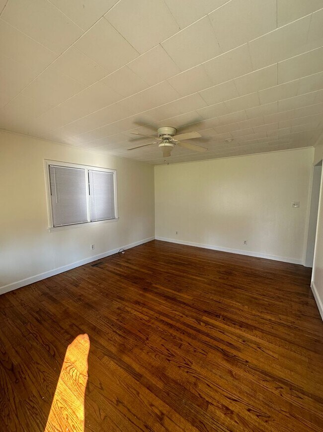 Building Photo - 3 Bedroom, 1.5 Bath Rental – Convenient Location