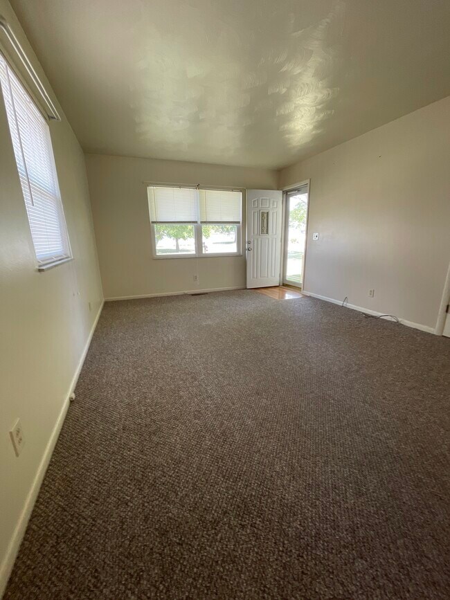 Building Photo - 251 Center Ln
