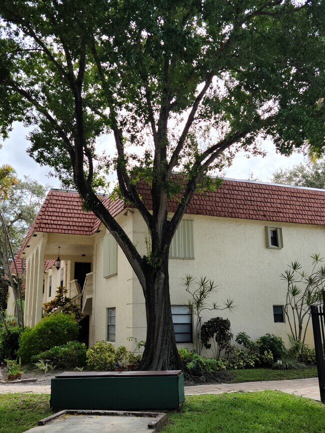 Building Photo - 130 S Cypress Rd