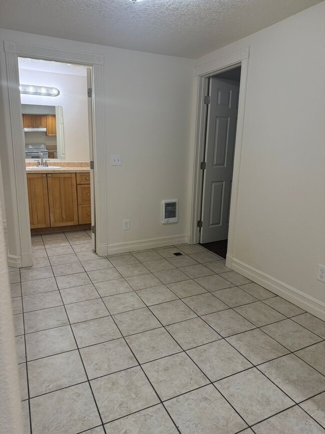 Building Photo - Beautifully Renovated Triplex Home on SE D...