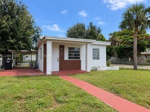Building Photo - 1525 NE 154th St